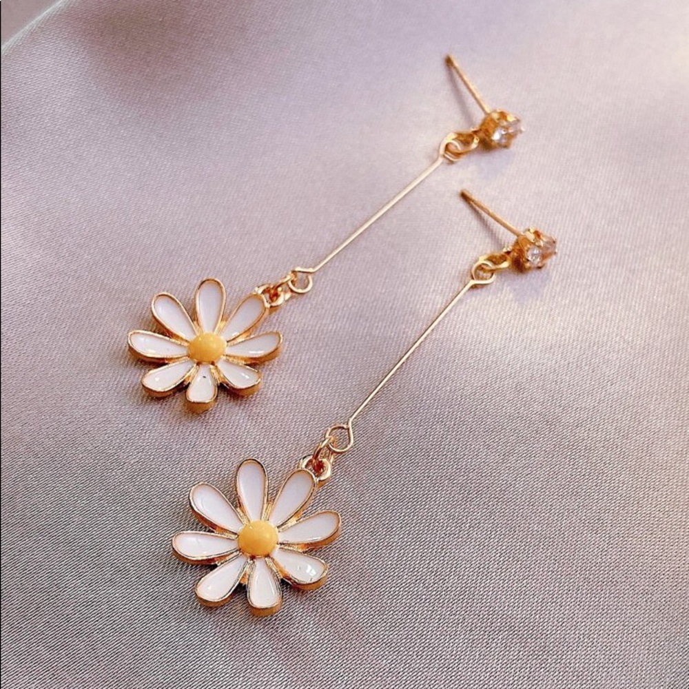 3/$30 💛 Daisy Long Drop Earrings - Picture 3 of 5